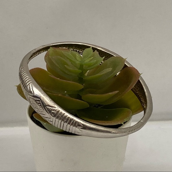 NURI Co.women Jewelry silver tone etched deco silver bangle bracelet. Pre-owned. - Picture 6 of 12
